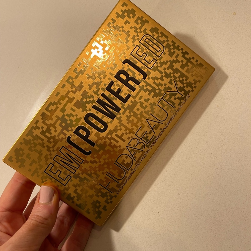 New in box Huda Beauty Empowered Palette